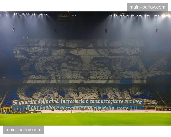 特写：米兰德比看台上，国米北看台展示巨型TIFO致敬队长劳塔罗