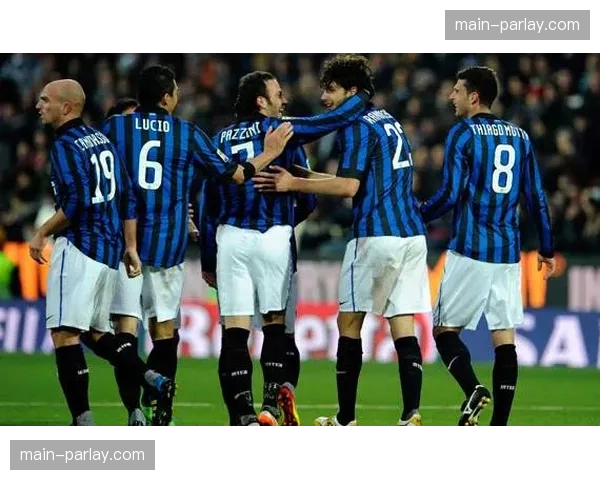 弗罗西诺内主场球迷巨型Tifo致敬球队意甲百年历史